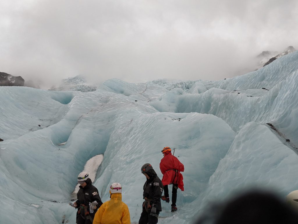 ソゥルヘイマヨークトル氷河トレッキングで氷河を登山