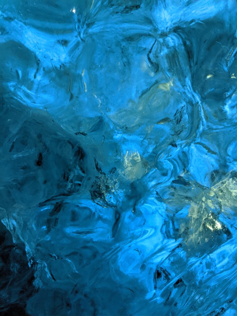 青く光る氷の洞窟